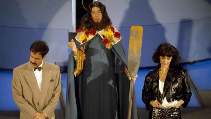 Sanremo 1989. Tullio Solenghi entra sul palco dell'Ariston vestito da San Remo